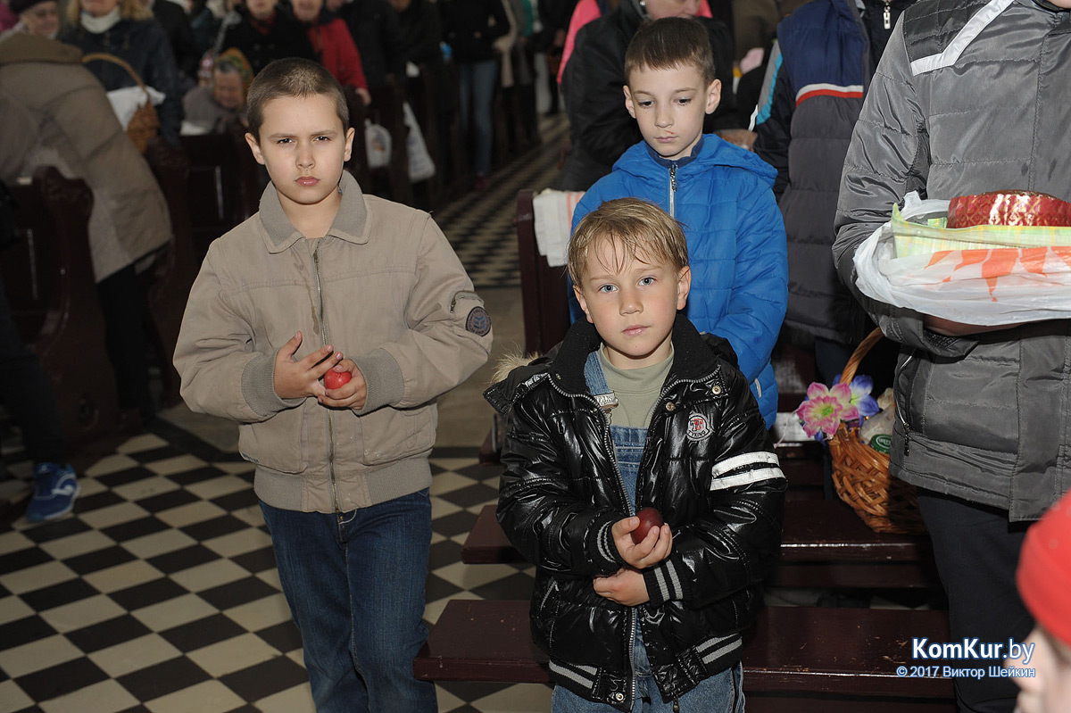 Бобруйчане освящают пасхальные угощения