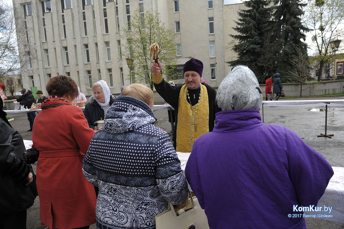Бобруйчане освящают пасхальные угощения