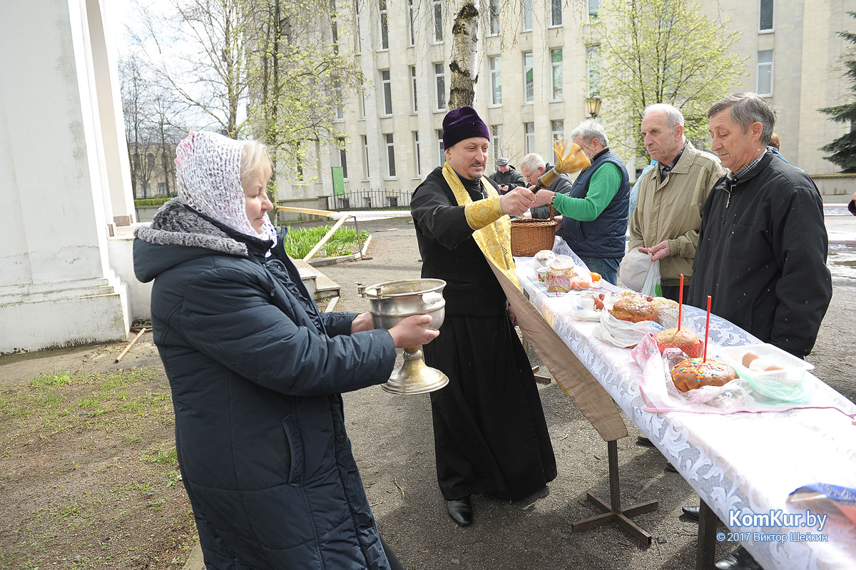 Бобруйчане освящают пасхальные угощения
