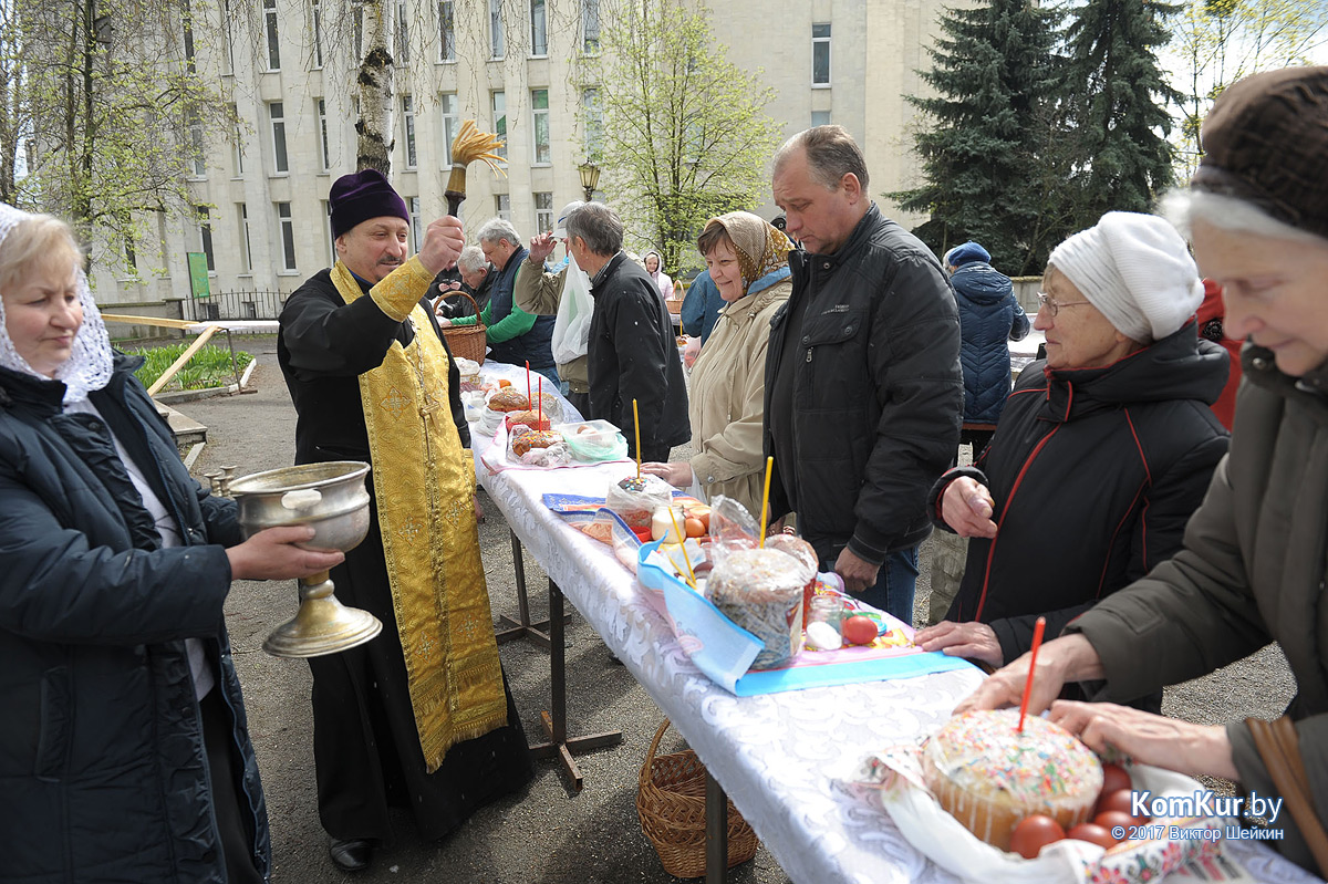 Бобруйчане освящают пасхальные угощения