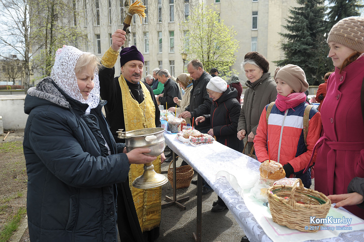Бобруйчане освящают пасхальные угощения