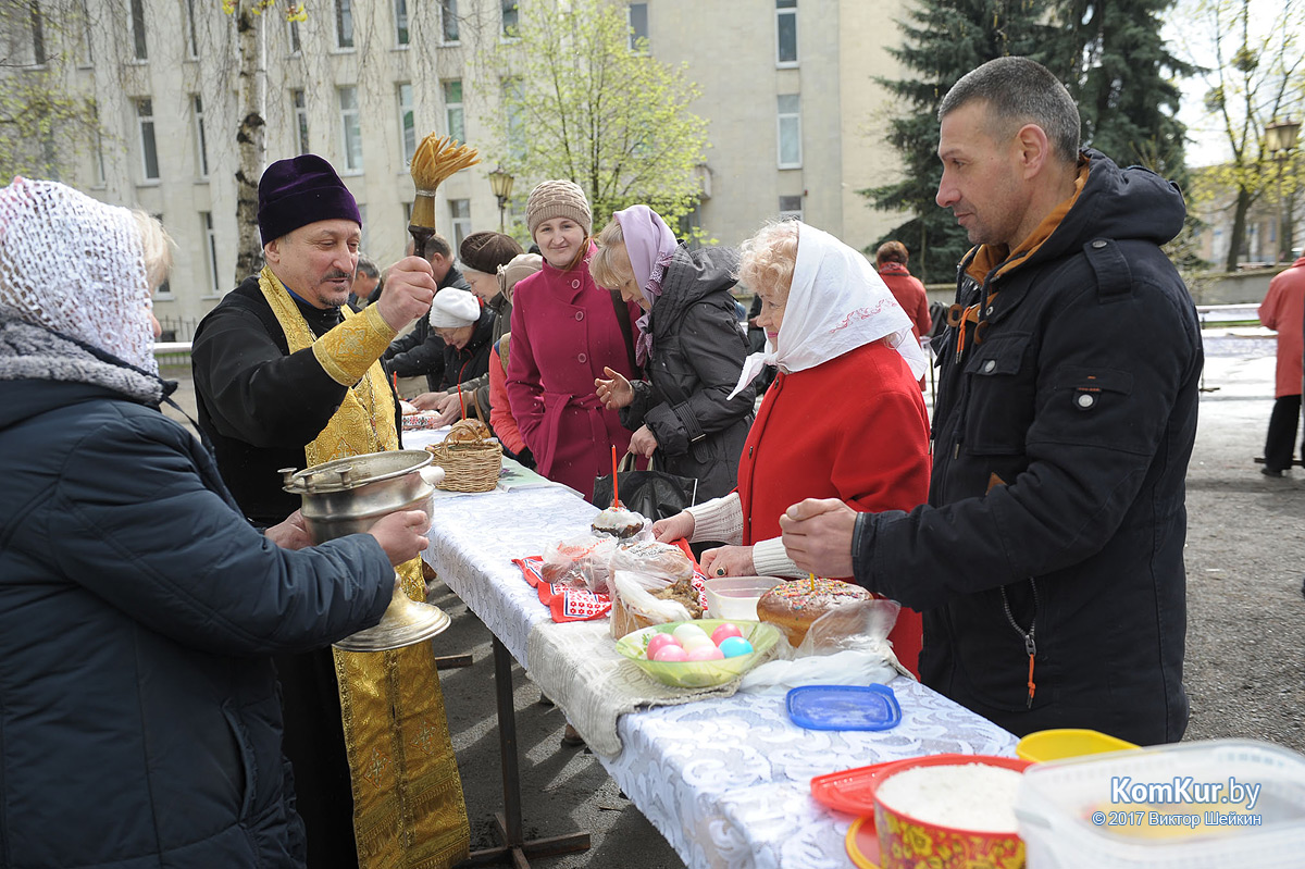 Бобруйчане освящают пасхальные угощения
