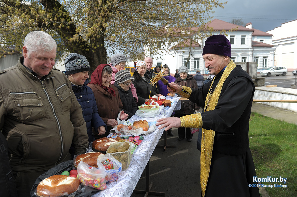 Бобруйчане освящают пасхальные угощения