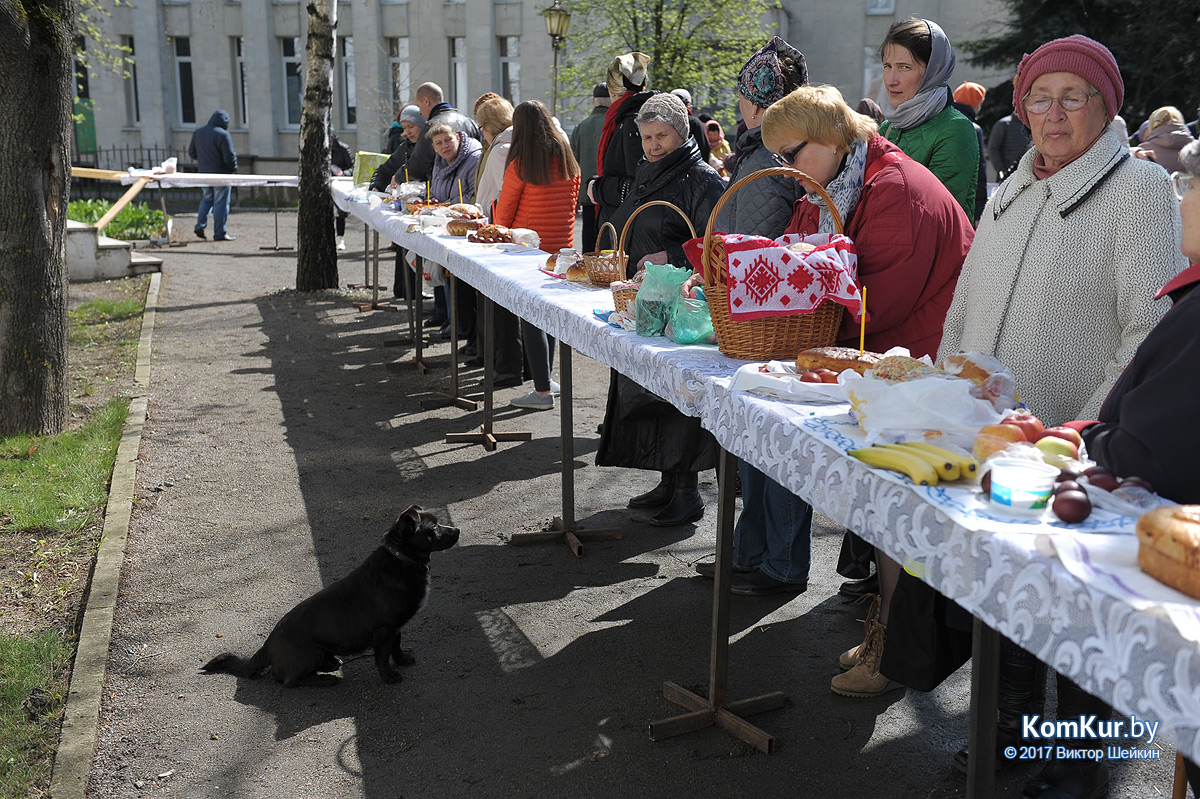 Бобруйчане освящают пасхальные угощения