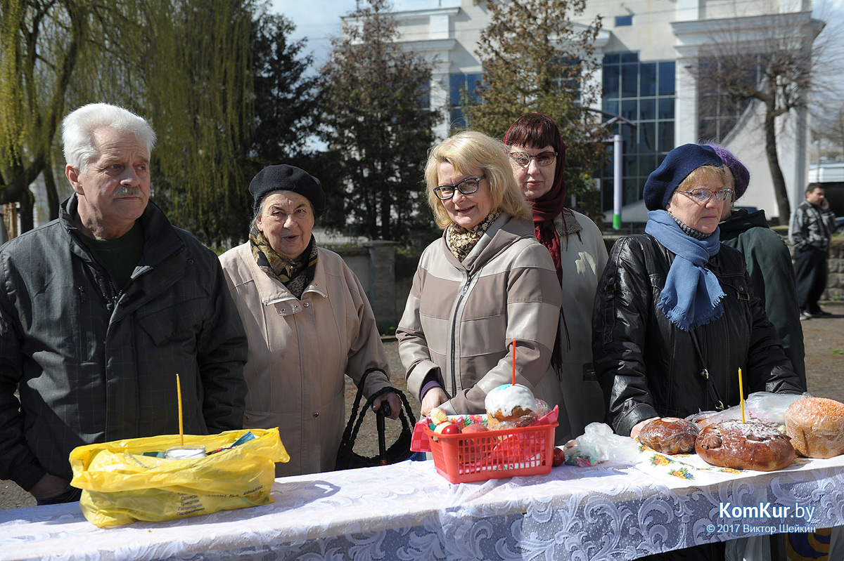 Бобруйчане освящают пасхальные угощения