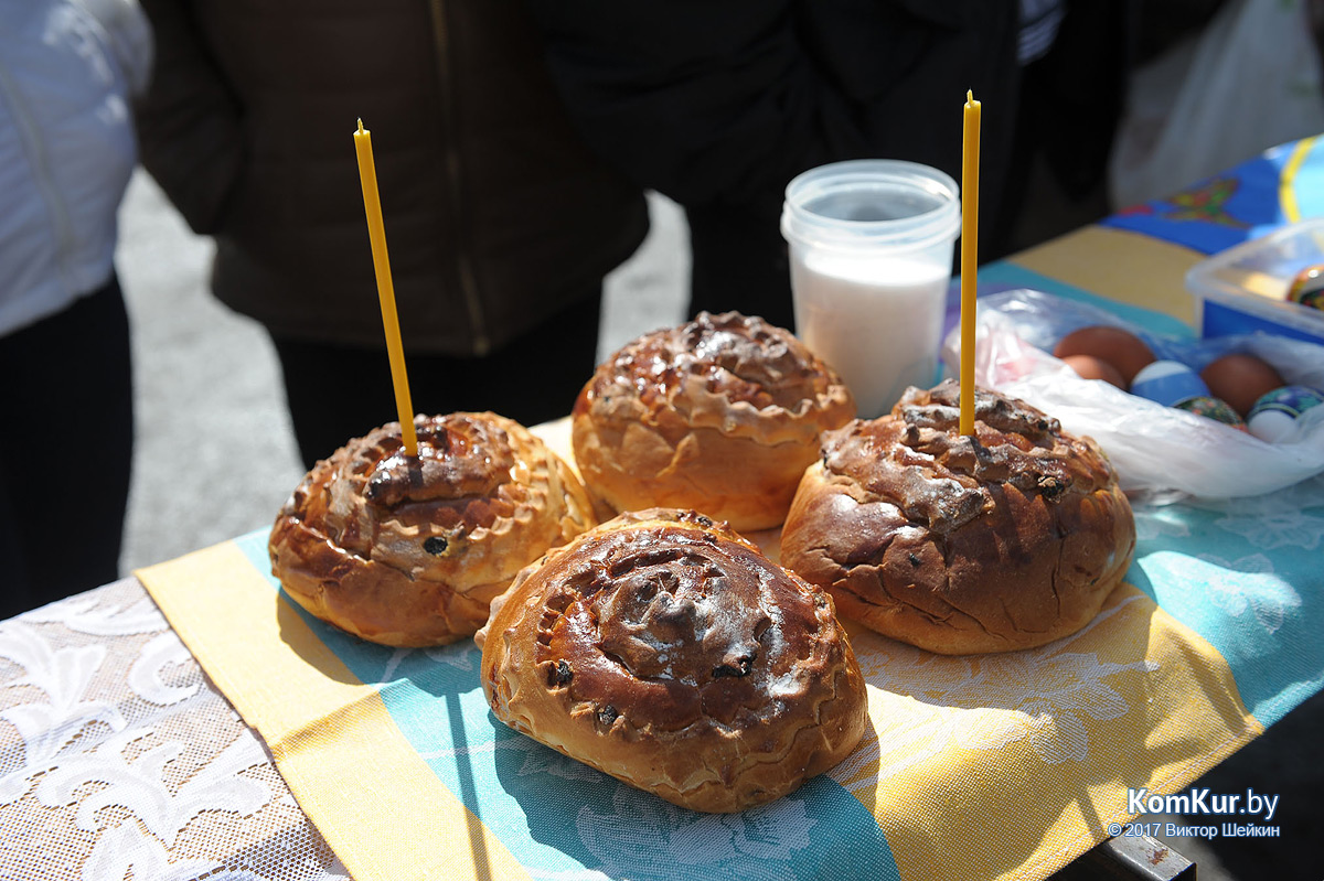 Бобруйчане освящают пасхальные угощения