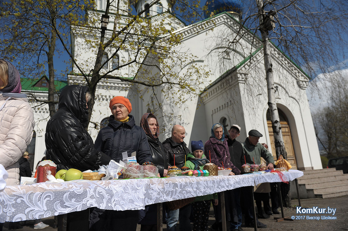 Бобруйчане освящают пасхальные угощения