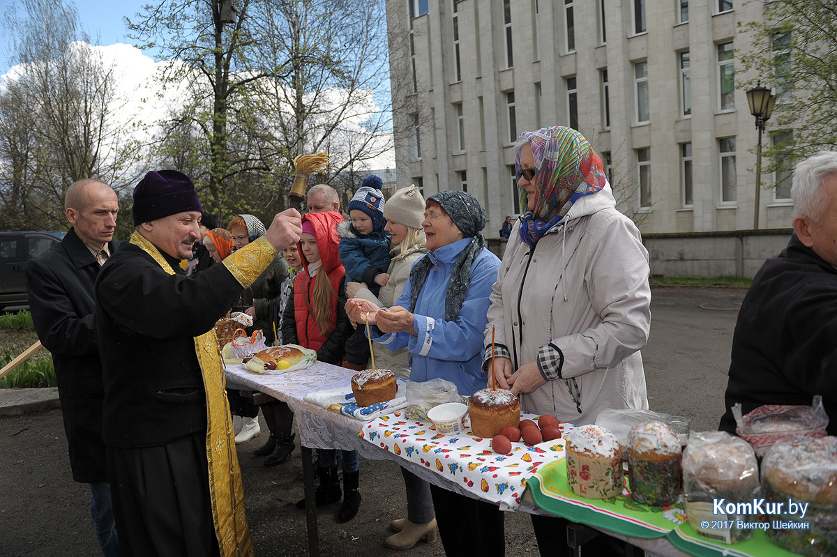 Бобруйчане освящают пасхальные угощения