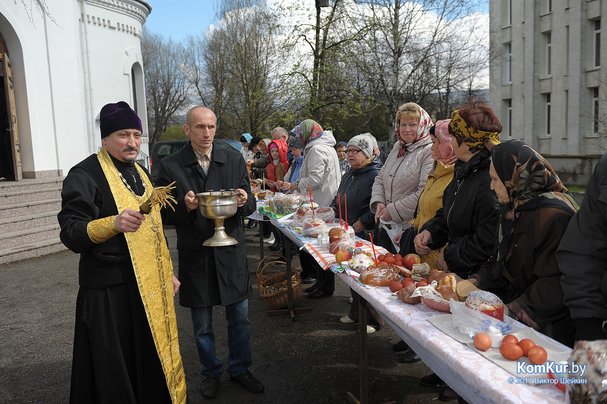 Бобруйчане освящают пасхальные угощения