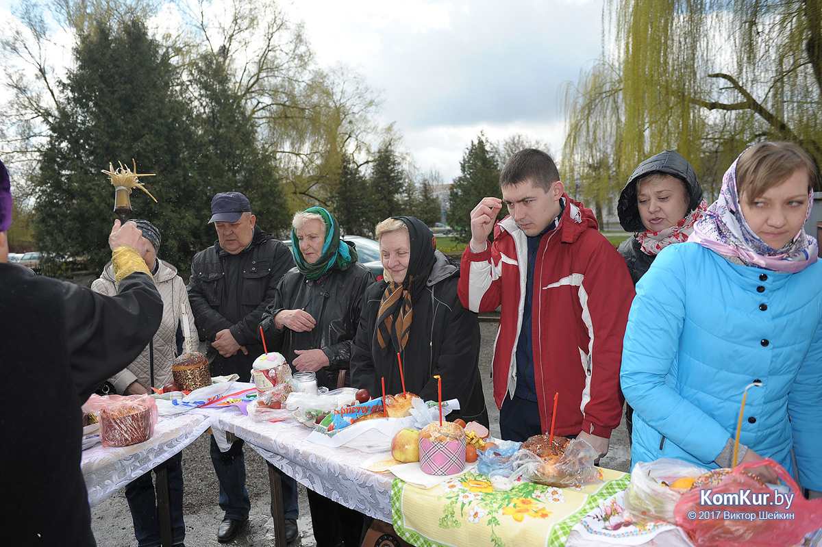 Бобруйчане освящают пасхальные угощения