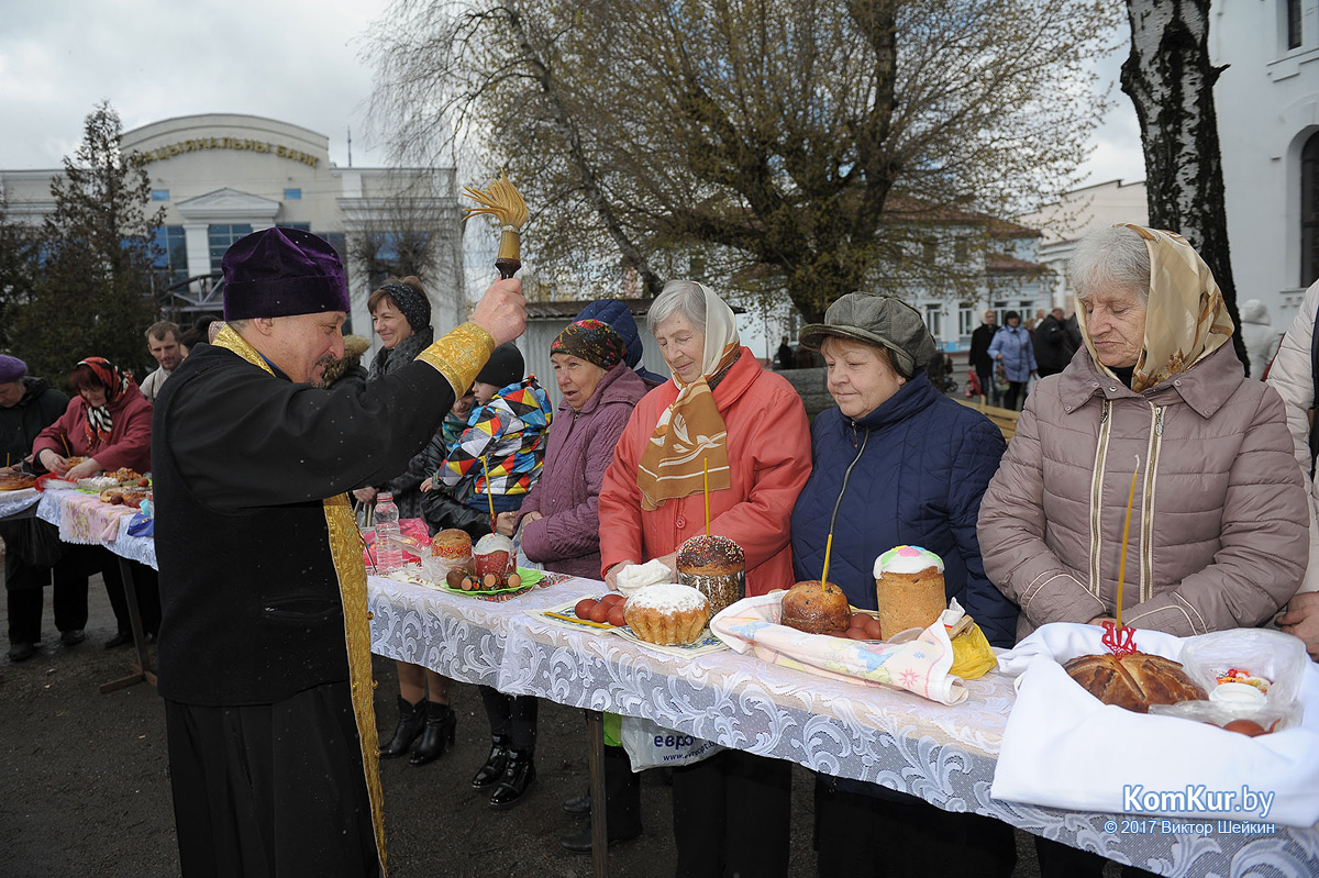 Бобруйчане освящают пасхальные угощения