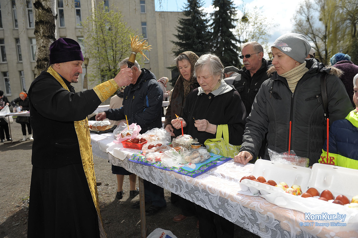 Бобруйчане освящают пасхальные угощения