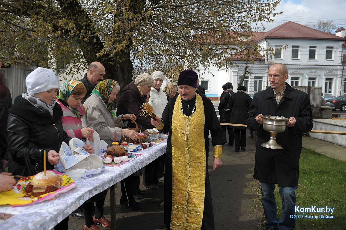 Бобруйчане освящают пасхальные угощения