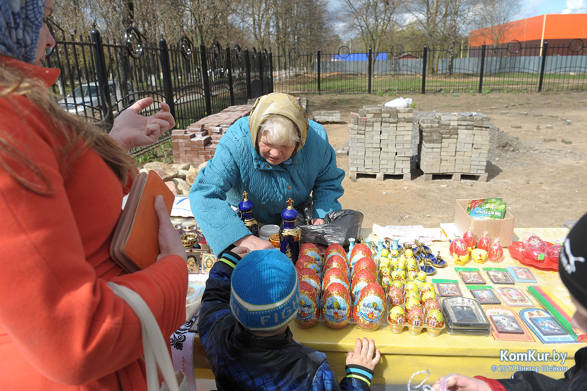 Бобруйчане освящают пасхальные угощения