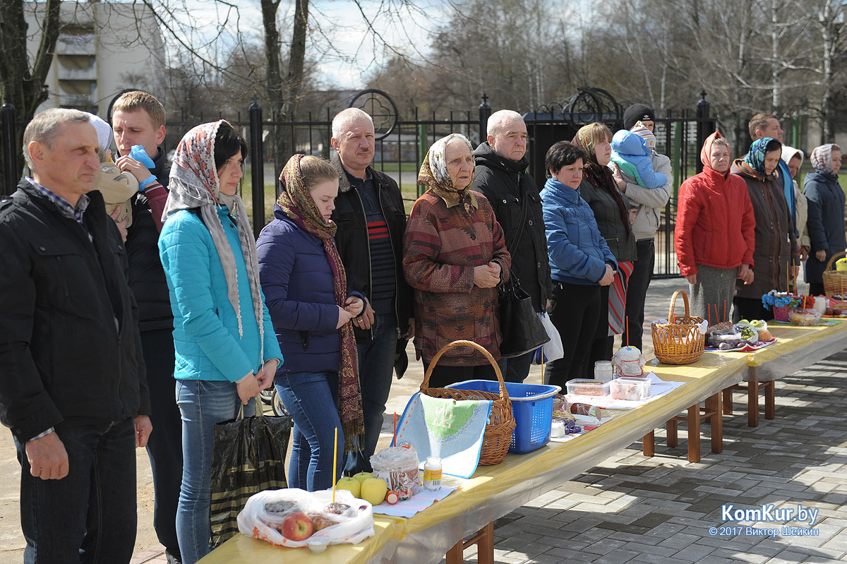 Бобруйчане освящают пасхальные угощения
