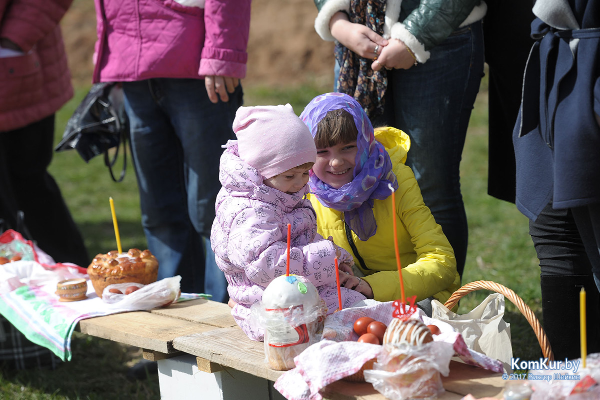 Бобруйчане освящают пасхальные угощения