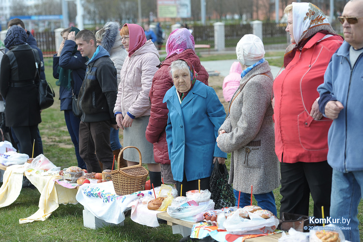 Бобруйчане освящают пасхальные угощения