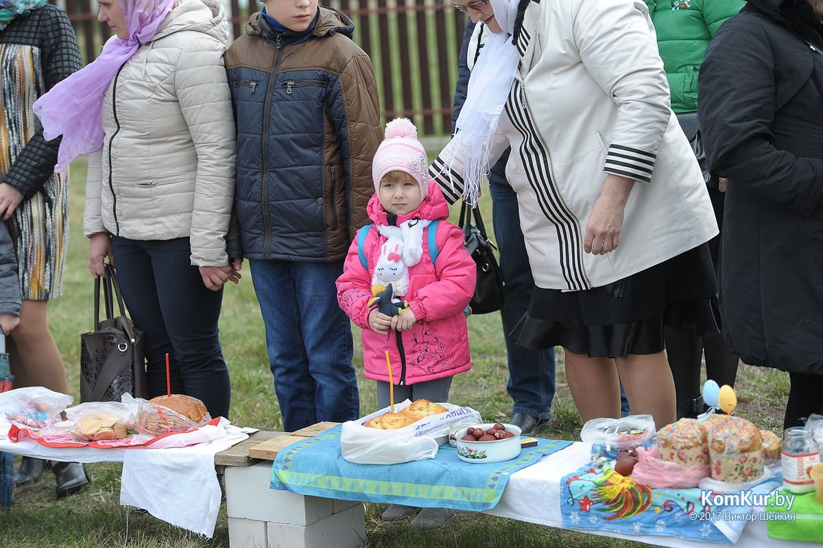 Бобруйчане освящают пасхальные угощения