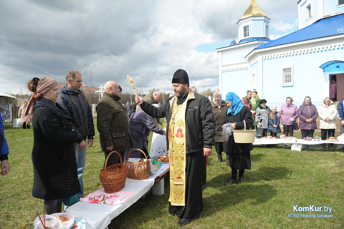 Бобруйчане освящают пасхальные угощения