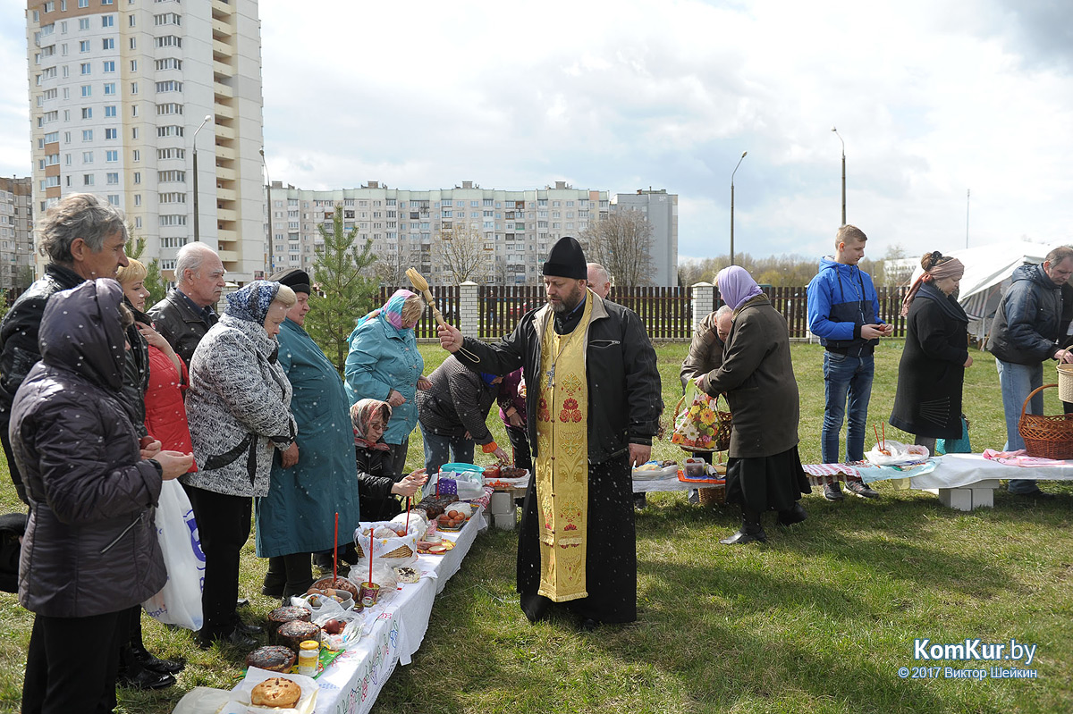 Бобруйчане освящают пасхальные угощения