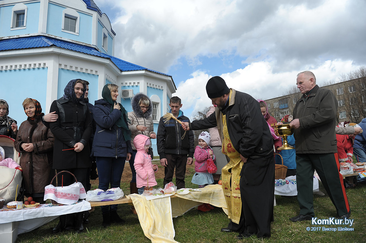 Бобруйчане освящают пасхальные угощения