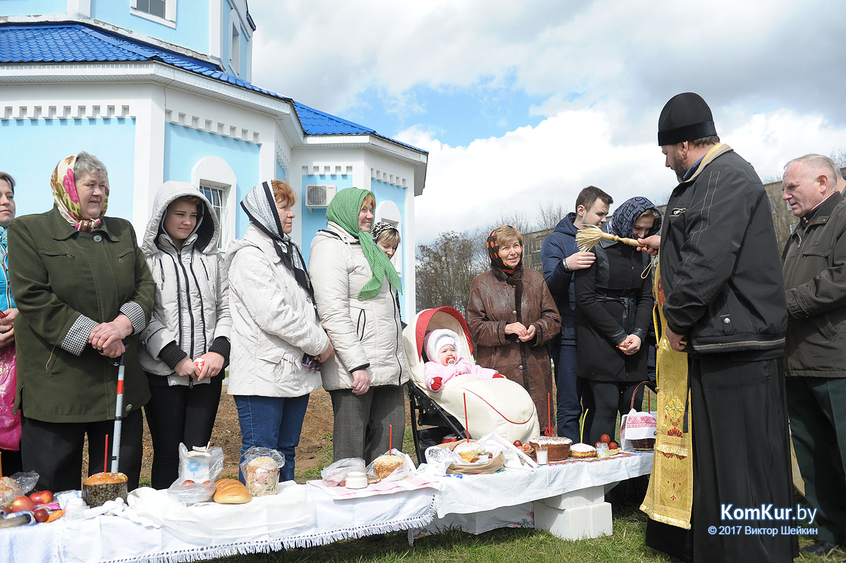 Бобруйчане освящают пасхальные угощения