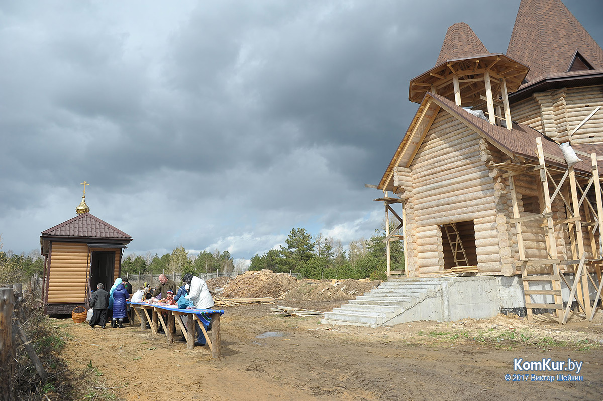 Бобруйчане освящают пасхальные угощения
