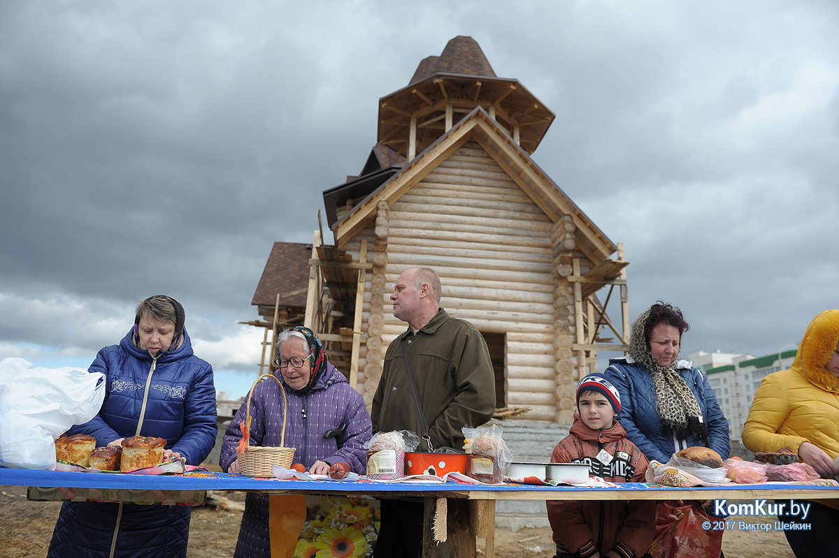 Бобруйчане освящают пасхальные угощения