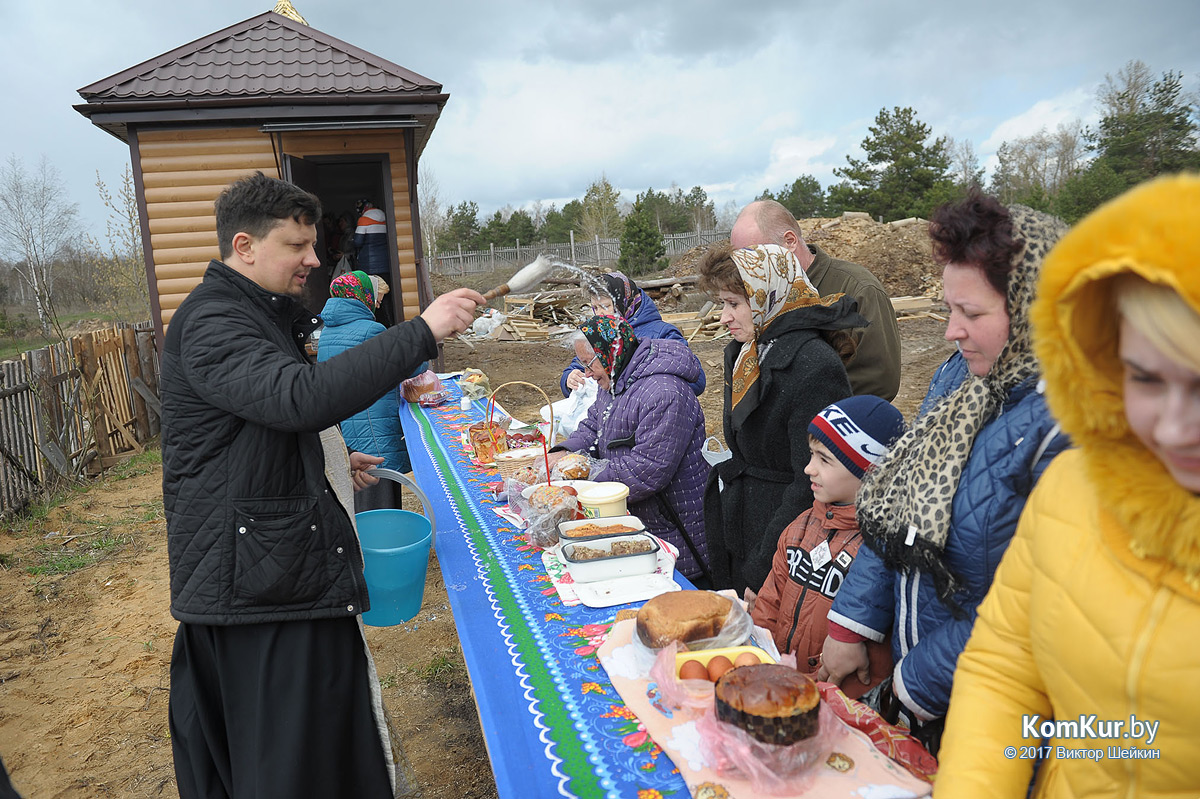 Бобруйчане освящают пасхальные угощения