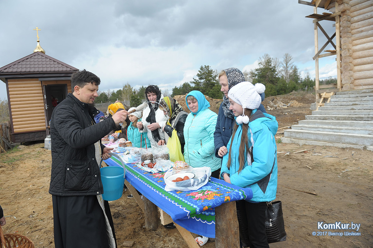 Бобруйчане освящают пасхальные угощения