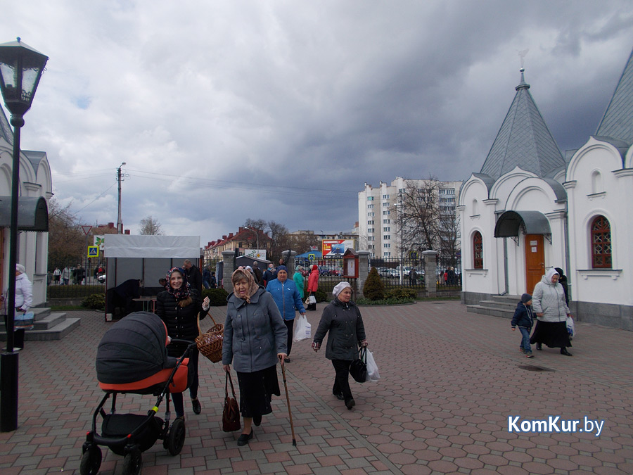 Бобруйчане освящают пасхальные угощения