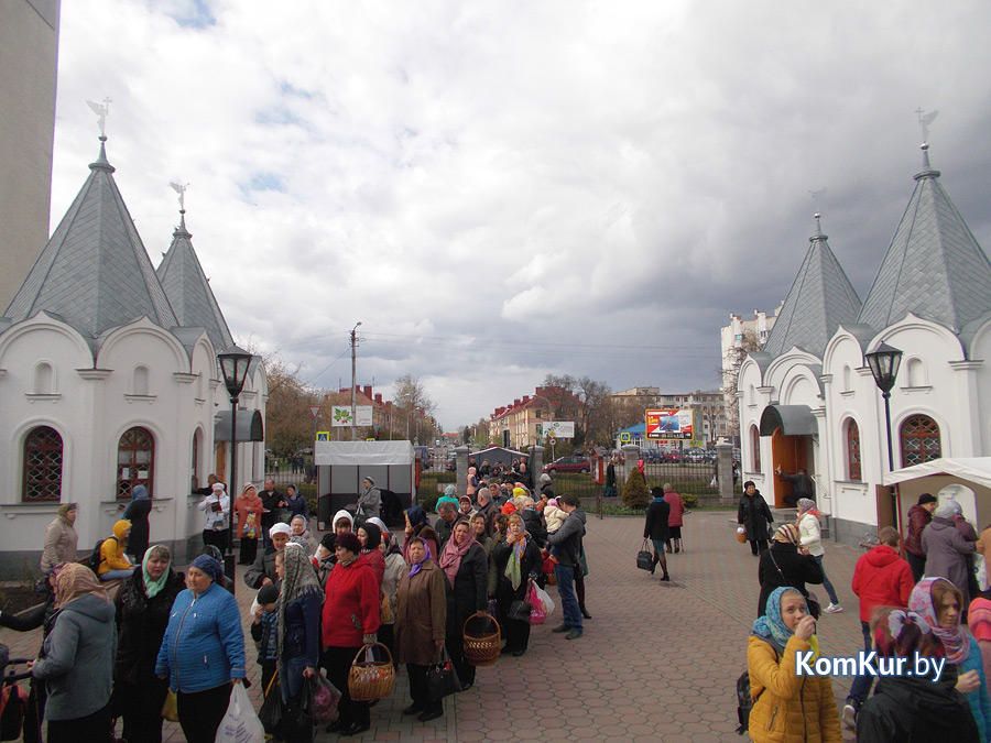 Бобруйчане освящают пасхальные угощения