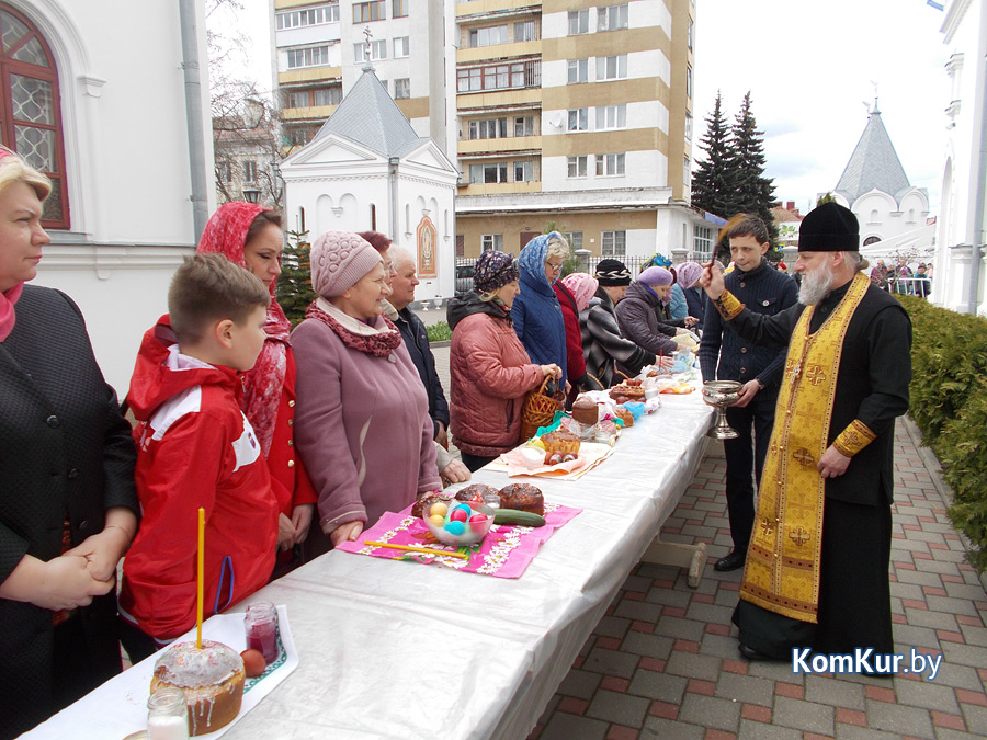 Бобруйчане освящают пасхальные угощения