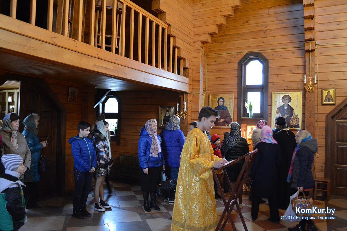 Бобруйчане освящают пасхальные угощения