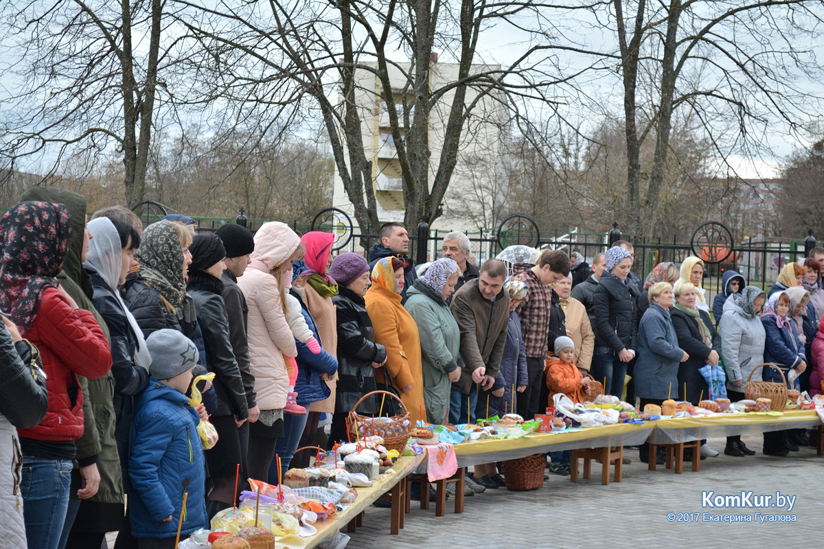 Бобруйчане освящают пасхальные угощения