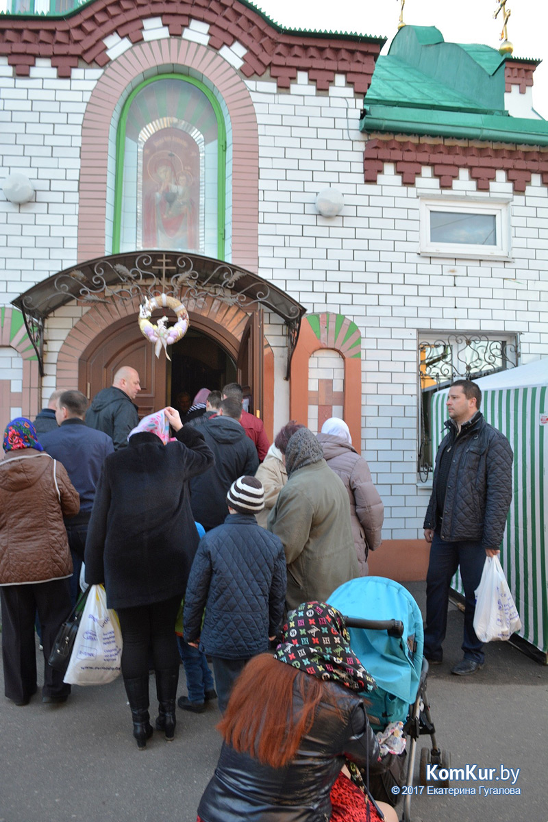 Бобруйчане освящают пасхальные угощения