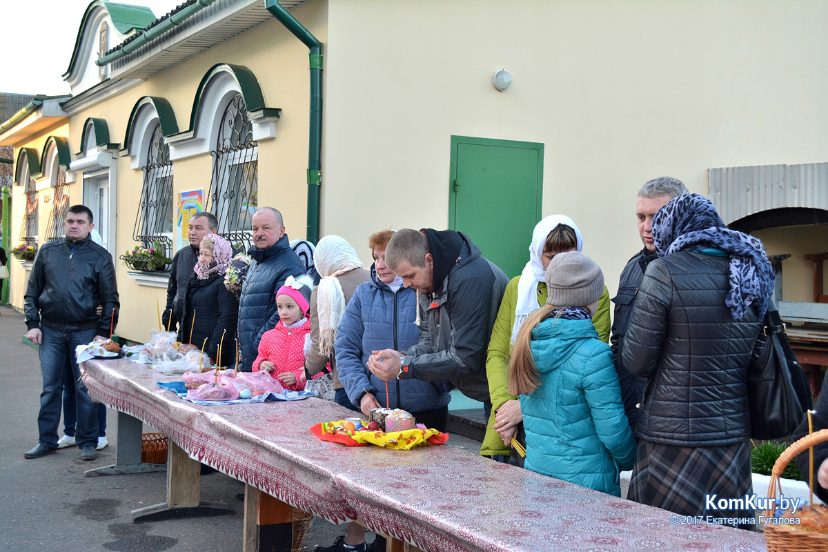Бобруйчане освящают пасхальные угощения