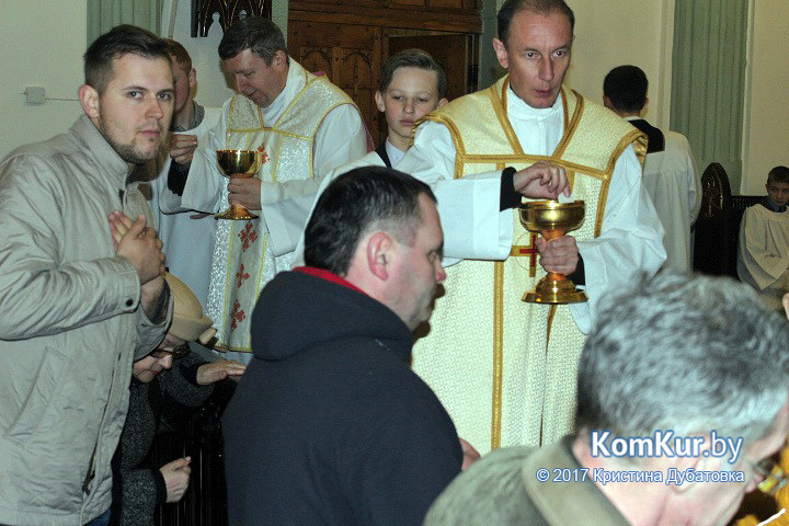 Бобруйчане освящают пасхальные угощения