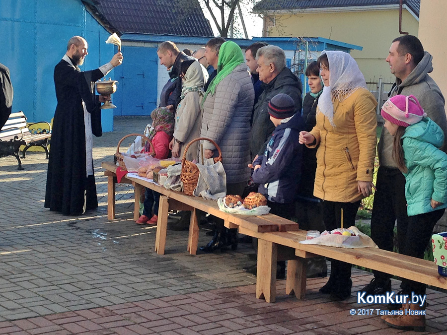 Бобруйчане освящают пасхальные угощения