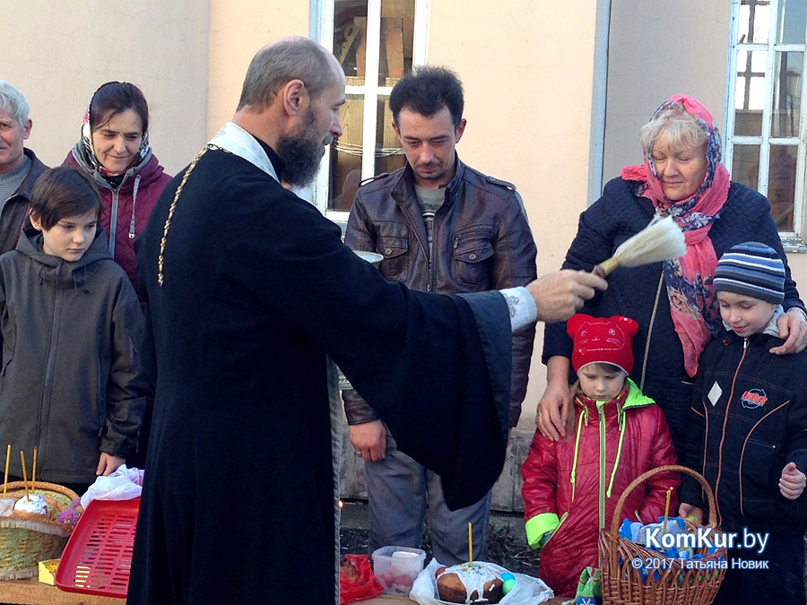 Бобруйчане освящают пасхальные угощения