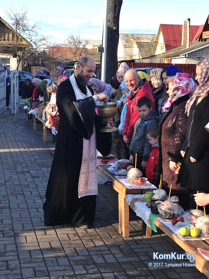 Бобруйчане освящают пасхальные угощения
