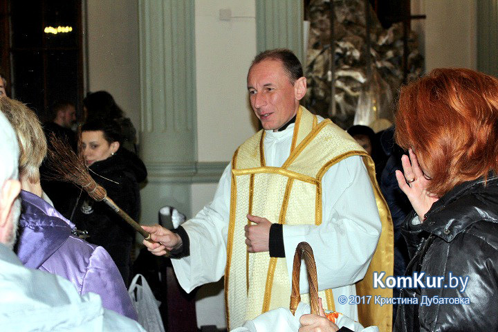 Бобруйчане освящают пасхальные угощения