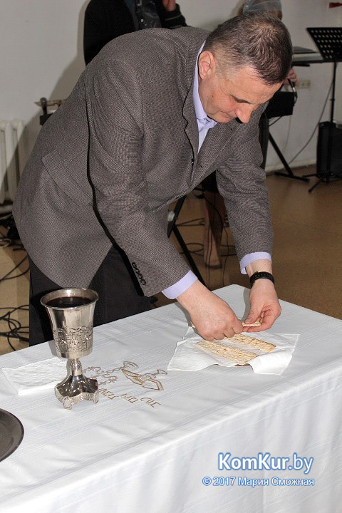 Бобруйчане освящают пасхальные угощения