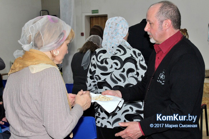 Бобруйчане освящают пасхальные угощения