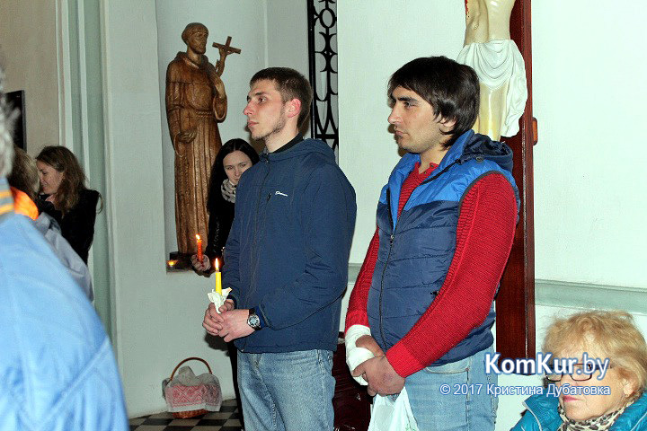 Бобруйчане освящают пасхальные угощения