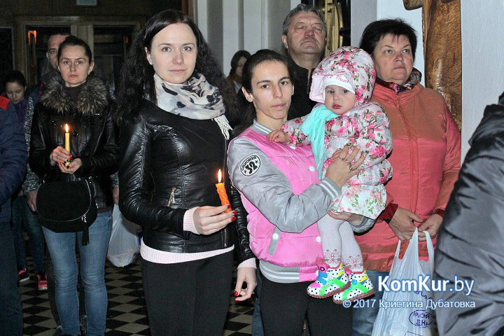 Бобруйчане освящают пасхальные угощения