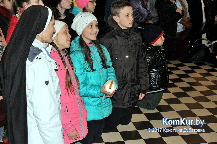 Бобруйчане освящают пасхальные угощения