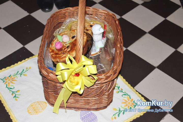 Бобруйчане освящают пасхальные угощения