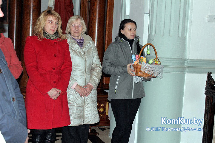 Бобруйчане освящают пасхальные угощения