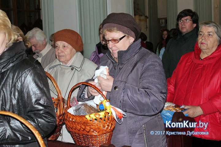 Бобруйчане освящают пасхальные угощения